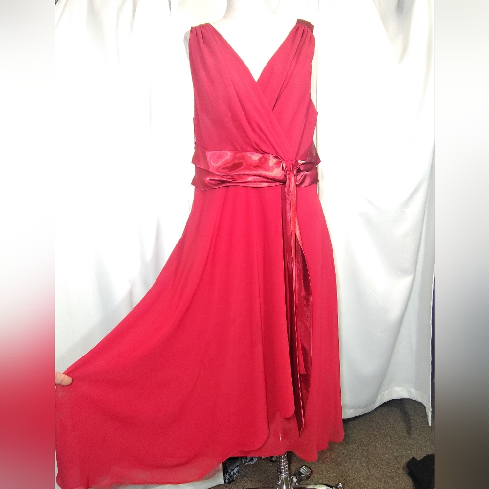Jones Wear Dress Midi, sleeveless red, sheer V- neck , zip, Satin waist, 14W